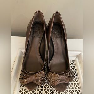 Vince Camuto open toe heel with bow detail size 6